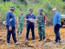 Dansatgas TMMD Ke 127 Bersama Ketua DPRK Bireuen Tinjau Langsung Pembuatan Jalan di Desa Jeumpa Sikureng