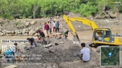 Babinsa Koramil 08/SN Bersama Warga Bangun Jembatan Darurat di Terang Engon