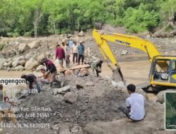 Babinsa Koramil 08/SN Bersama Warga Bangun Jembatan Darurat di Terang Engon