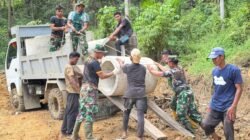 Dengan Semangat Kebersamaan, Satgas TMMD Ke-127 Kodim 0111/Bireuen dan Warga Turunkan Gorong-Gorong Demi Akses Jalan yang Lebih Baik