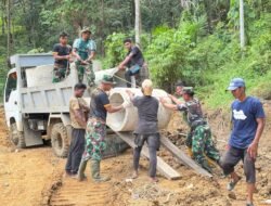 Dengan Semangat Kebersamaan, Satgas TMMD Ke-127 Kodim 0111/Bireuen dan Warga Turunkan Gorong-Gorong Demi Akses Jalan yang Lebih Baik