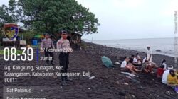 Sat Polairud Polres Karangasem Perkuat Keamanan Pesisir Karangasem, Saat Melaksanakan Persembahyangan