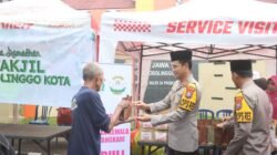 Polres Probolinggo Kota Bagikan 400 Takjil di Depan Mako dan Alun-Alun