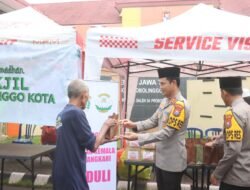 Polres Probolinggo Kota Bagikan 400 Takjil di Depan Mako dan Alun-Alun