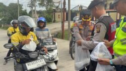 Kapolres Oku Timur Pimpin Langsung Pembagian Takjil Didepan Mako Polres