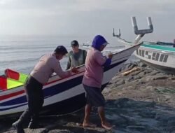 Kepedulian Satuan Polairud Polres Karangasem, Bantu Warga Nelayan Sepulang Melaut Menarik Jukung