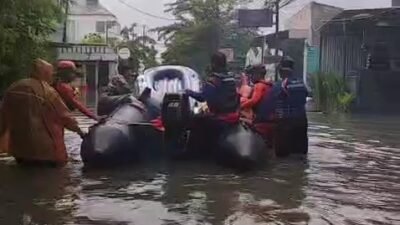 Gerak Cepat Ditpolairud Polda Bali dan Basarnas Denpasar, Evakuasi Korban Banjir di Kawasan Kuta