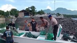 Bentuk Kepedulian Satuan Polairud Polres Karangasem, Bantu Nelayan Saat Proses Melepas Ikan dari Jaring