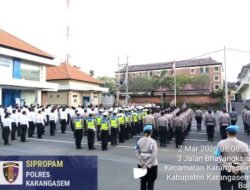 Sipropam Polres Karangasem Laksanakan Pengawasan,  Apel Jam Pimpinan di Lapangan Pesat Gatra