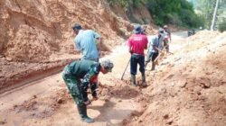 Satgas Gulbencal Bersama Warga Bersihkan Material Longsor di Jalan Takengon–Bintang