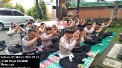 Personil Polsek Rendang Melaksanakan Persembahyangan Hari Raya Purnama Kesanga, di Pura Padmasana