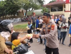 Sinergi dan Kepedulian, Polres Banyuasin Bagikan Takjil Bersama Mahasiswa dan OKP