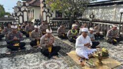 Kidmad Penuh Kebersamaan, Personel Polsek Karangasem Laksanakan Sembahyang Purnama, Mohon Keselamatan dalam Menjalankan Tugas