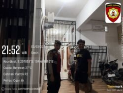 Polsek Mariana Bagikan Takjil untuk Warga dan Pengendara di Bulan Ramadhan