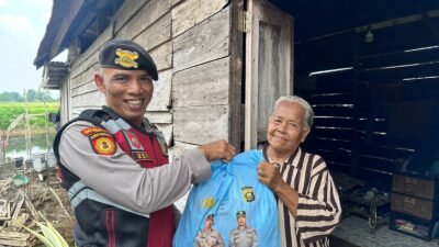 Personil Polres Ogan Ilir Salurkan Bantuan Sembako dari Kapolda Sumsel kepada Masyarakat