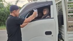 Jajaran Sat Intelkam Polres Mesuji bersama Ketua BEM STIES Darul Huda Kabupaten Mesuji menggelar kegiatan berbagi takjil kepada Masyarakat yang melintas