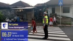 Cegah dan Antisipasi Lakalantas kepada Kalangan Pelajar, Anggota Lantas Polres Karangasem Sebrangkan Siswa Siswi SD Negeri 1 Subagan