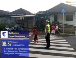 Cegah dan Antisipasi Lakalantas kepada Kalangan Pelajar, Anggota Lantas Polres Karangasem Sebrangkan Siswa Siswi SD Negeri 1 Subagan
