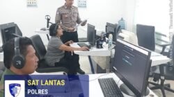 Pastikan Kemampuan Mengenal Rambu-Rambu Lalulintas, Personil Lantas Berikan Uji Teori Avis Komputerisasi kepada Pemohon SIM Baru