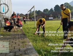 Ciptakan Lingkungan Bersih dan Asri, Personil Polsek Rendang Melaksanakan Kegiatan Gotong Royong di Desa Rendang