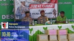 Kapolres Karangasem Gelar Jum’at Curhat, Bagikan Bingkisan kepada Warga Desa Tegallinggah