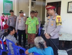 Sisi Humanis saat Gelar Jum’at Curhat: Dokkes Polres Karangasem Berikan Pelayanan Kesehatan Gratis kepada Warga Desa Tegallinggah