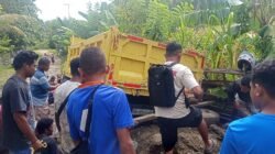 Jalur “Maut” Niti-Lotas: Jalan Sertu Terbengkalai, Mobil Nyaris Terguling di Kubangan Lumpur Kokbaun