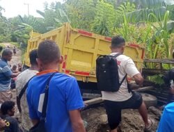 Jalur “Maut” Niti-Lotas: Jalan Sertu Terbengkalai, Mobil Nyaris Terguling di Kubangan Lumpur Kokbaun