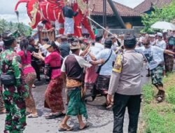 Bhabinkamtibmas Desa Talibeng Berikan Pengamanan, Upacara Pitra Yadnya di Banjar Dinas Delodyeh Kawan, Desa Talibeng