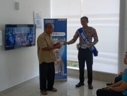 Personil Unit Regident Satuan Lalu Lintas Polres Karangasem, Serahkan SIM terhadap pemohon SIM dengan Senyum Ramah