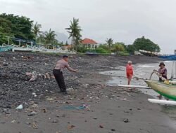 Bentuk Kepedulian Tim Sat Polairud, Sigap Bantu Nelayan Tarik Jukung Kembali dari Laut