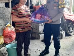 Polsek Selat Gelar Minggu Kasih, Bagikan Sembako kepada Warga Banjar Dinas Selat Kelod Desa Selat, Kec. Selat