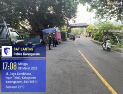 Satlantas Polres Karangasem Berikan Pengaturan Parkir Truk di Obyek Wisata Candidasa