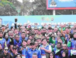 Kapolri Jendral Polisi Listyo Sigit Prabowo Pimpin Apel Pagi Bersama Komunitas Ojol dan Serikat Buruh di stadion Sriwijaya Palembang