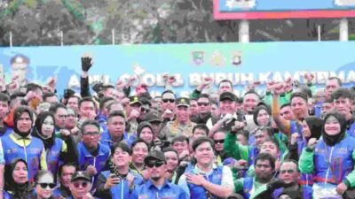 Kapolri Jendral Polisi Listyo Sigit Prabowo Pimpin Apel Pagi Bersama Komunitas Ojol dan Serikat Buruh di stadion Sriwijaya Palembang