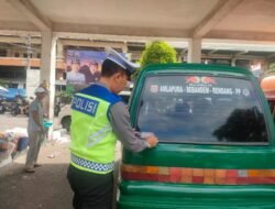 Melalui Pembagian Brosur Personil Sat Lantas Polres Karangasem Ciptakan Tertib Berlalulintas,Jelang Pelaksanaan Ops Ketupat Agung 2026