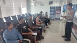 Kanit Regident Polres Karangasem  Sosialisasikan Leafleat Tentang Penggolongan SIM C, kepada Pemohon SIM