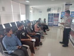 Kanit Regident Polres Karangasem  Sosialisasikan Leafleat Tentang Penggolongan SIM C, kepada Pemohon SIM