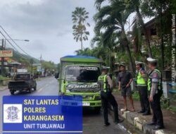 Ciptakan Ketertiban Parkir, Satlantas Polres Karangasem Berikan Pengaturan Parkir Truk di Obyek Wisata Candidasa