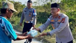 Menjelang Berbuka, Polsek Simpang Jernih dan Bhayangkari Tebar Takjil untuk Warga