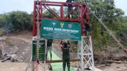 Satgas Gulbencal Kodim 0106/Aceh Tengah Bersihkan Material Longsor di Jembatan Gantung Kala Ili