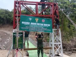 Satgas Gulbencal Kodim 0106/Aceh Tengah Bersihkan Material Longsor di Jembatan Gantung Kala Ili