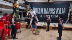 Personel Polda Bali Sambangi Pemuda Banjar Sibuk Membuat Ogoh-Ogoh, Sampaikan Pesan Kamtibmas