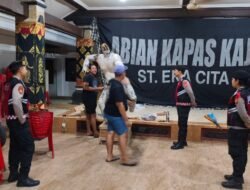 Personel Polda Bali Sambangi Pemuda Banjar Sibuk Membuat Ogoh-Ogoh, Sampaikan Pesan Kamtibmas