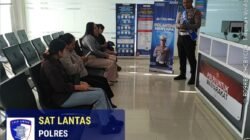 Tingkatkan Pelayanan SIM, Satlantas Polres Karangasem Edukasi Pemohon SIM Pentingnya Etika Berkendara yang Aman