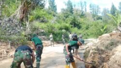 Personel Satgas Gulbencal Laksanakan Pembersihan dan Perluasan Jalan Akibat Banjir dan Longsor di Aceh Tengah
