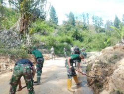 Personel Satgas Gulbencal Laksanakan Pembersihan dan Perluasan Jalan Akibat Banjir dan Longsor di Aceh Tengah