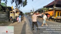 Cegah Laka Lantas, Personil Polsek Rendang Lakukan Gatur Arus Lalu Lintas Kegiatan Masyarakat Pasar Pagi 