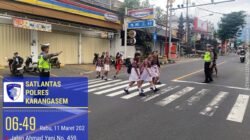 Jaga Keselamatan Para Pelajar, Anggota Lantas Polres Karangasem Sebrangan Siswa Siswi SD Negeri 4 Subagan