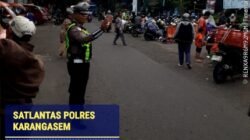 Utamakan Pejalan Kaki, Anggota Polres Karangasem Bantu Sebrangkan Warga Pejalan Kaki di Pasar Kesatriaan Amlapura